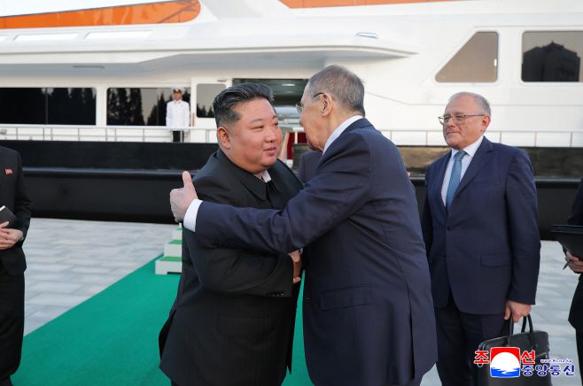 김정은 북한 국무위원장(왼쪽)이 12일 세르게이 라브로프 러시아 외무장관을 접견했다고 조선중앙통신이 13일 보도했다./평양 조선중앙통신·연합