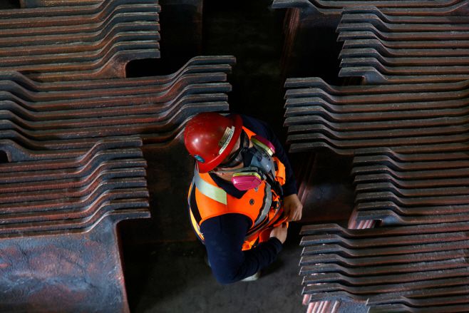 한 광부가 4월 2일(현지시간) 칠레 중부 도시 란카구아 인근 마차리 지역에 위치한 세계 최대 지하 구리 광산인 엘 테니엔테 광산에서 구리 제품 사이에 서 있다./AFP·연합