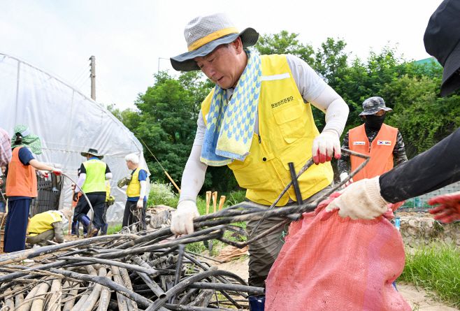 김동근 의정부시장이 지난달 31일 집중호우로 큰 피해를 입은 가평군을 방문해 농가 수해복구를 돕고 있다./의정부시