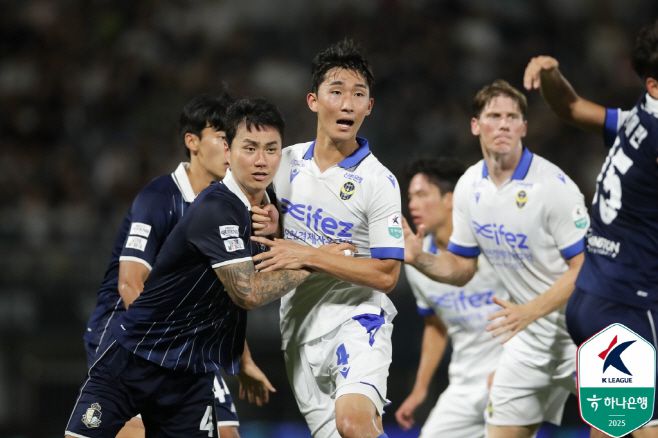 경합에 나서는 서울이랜드와 인천 유나이티드 선수들. 이날 서울이랜드는 두 차례 페널티킥 VAR 판정에서 아쉬움을 삼켰다. / 사진 한국프로축구연맹