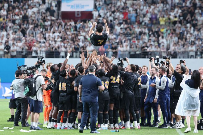 올여름 팀을 떠나기로 한 토트넘 홋스퍼 손흥민이 3일 서울월드컵경기장에서 열린 2025 쿠팡플레이 시리즈 뉴캐슬 유나이티드와의 친선경기가 끝난 뒤 동료 선수들로부터 헹가래를 받고 있다. / 연합뉴스