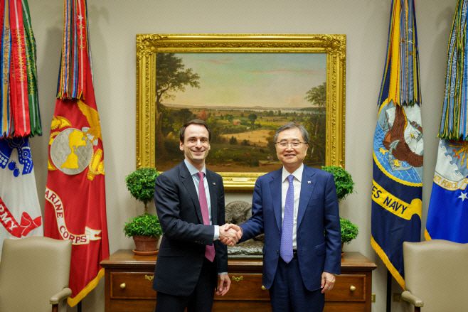 조현 외교부 장관(오른쪽)이 1일(현지시간) 미국 워싱턴 D.C. 백악관의 루스벨트룸에서 마이클 크래치오스 과학기술 정책실장과 악수를 나누고 있다./외교부 제공