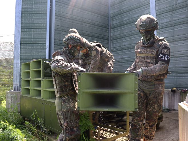 우리 군이 4일 접경지역에 설치된 대북확성기를 철거하고 있다. /국방부