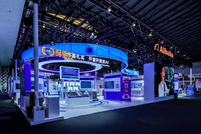 알리바바 그룹이 '2025 세계 인공지능 컨퍼런스'에서 AI 기반 혁신 기술을 발표했다./알리바바