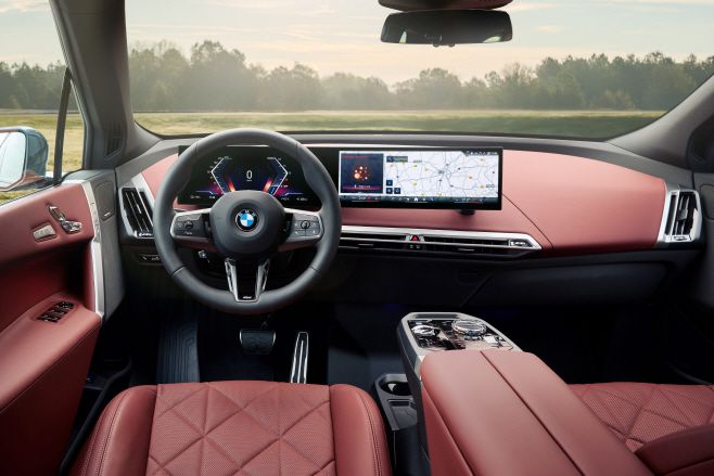 M 스포츠 디자인을 더한 iX 인테리어./BMW