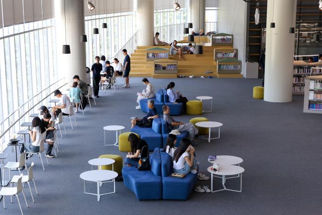 전쟁기념관 6·25전쟁 아카이브센터를 찾은 관람객들의 모습. /사업회 제공