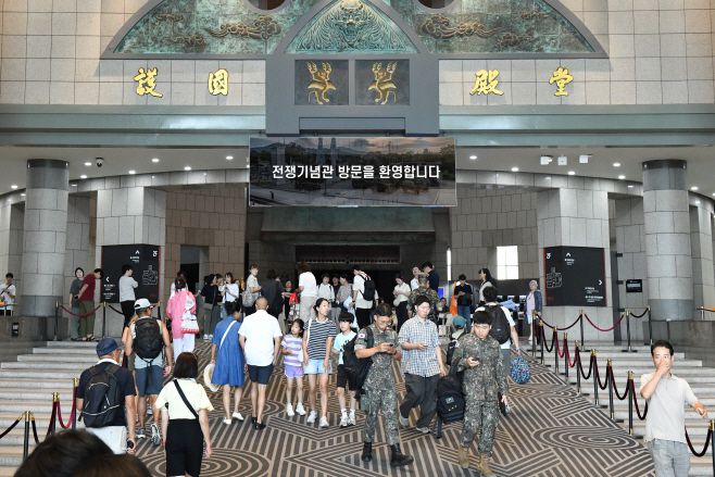 관람객들이 전쟁기념관을 방문한 모습. /사업회 제공