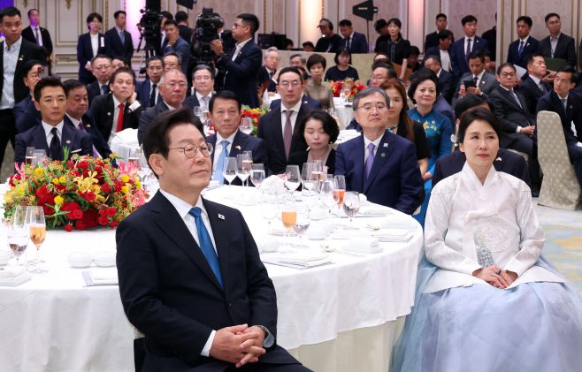이재명 대통령과 김혜경 여사가 11일 청와대 영빈관에서 열린 한·베트남 공식 만찬에서 또 럼 서기장의 답사를 듣고 있다. /연합뉴스