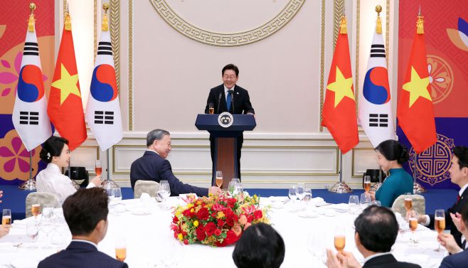 이재명 대통령이 11일 청와대 영빈관에서 열린 한·베트남 공식 만찬에서 건배사를 하고 있다. /연합뉴스