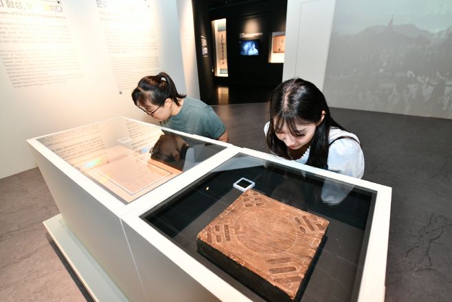 '빛을 담은 항일유산' 특별전 전경. /국가유산청