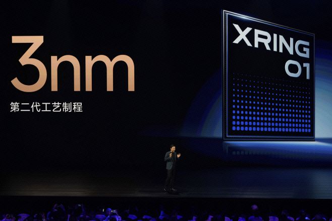 레이쥔 중국 샤오미(小米) 최고경영자(CEO)가 5월 22일 중국 베이징(北京)에서 진행된 신제품 발표 행사에서 자체 개발한 3나노미터(nm·1nm=10억분의 1m) 시스템온칩(SoC) '쉬안제(玄戒·Xring)O1'을 소개하고 있다./AP·연합