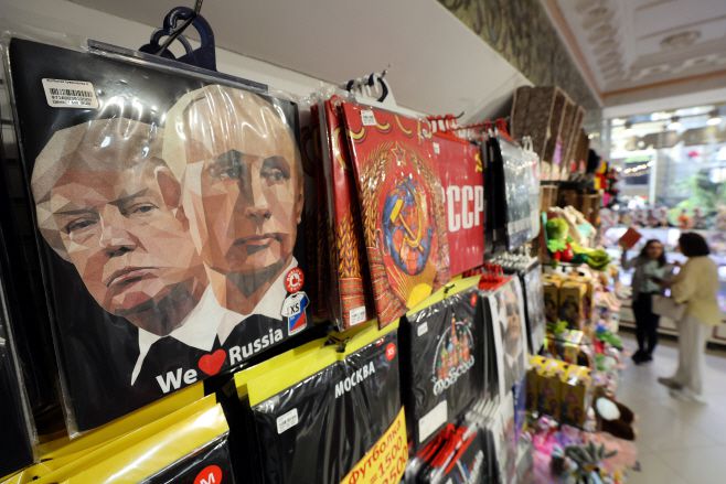 13일(현지시간) 러시아 모스크바의 기념품 시장에 블라디미르 푸틴 러시아 대통령(오른쪽)과 도널드 트럼프 미국 대통령의 초상화가 인쇄된 티셔츠가 전시돼 있다./EPA·연합