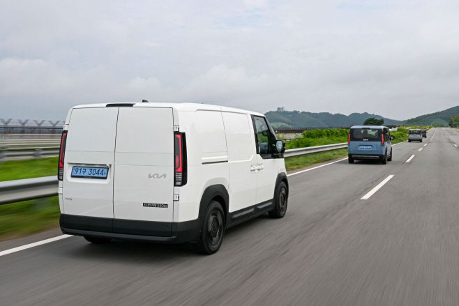 카고 모델은 뒤가 꽉 막힌 탓에 후방 시야는 아쉽다./기아