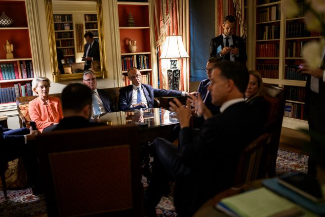 우르줄라 폰데어라이엔 유럽연합(EU) 집행위원장(왼쪽부터)·키어 스타머 영국 총리·프리드리히 메르츠 독일 총리·알렉산데르 스투브 핀란드 대통령·조르자 멜로니 이탈리아 총리·마르크 뤼터 북대서양조약기구(NATO·나토) 사무총장·볼로디미르 젤렌스키 우크라이나 대통령이 18일 오후(현지시간) 미국 워싱턴 D.C. 백악관 도서관에서 도널드 트럼프 미국 대통령이 이날 회의 결과를 블라디미르 푸틴 러시아 대통령에게 설명하는 동안 자체 회의를 갖고 있다./백악관 제공·UPI·연합