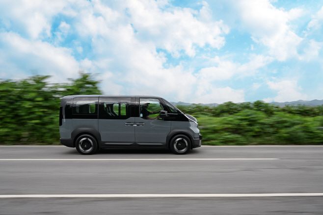 네모반듯한 차체지만 바람을 가르며 달리는 실력은 수준급./기아