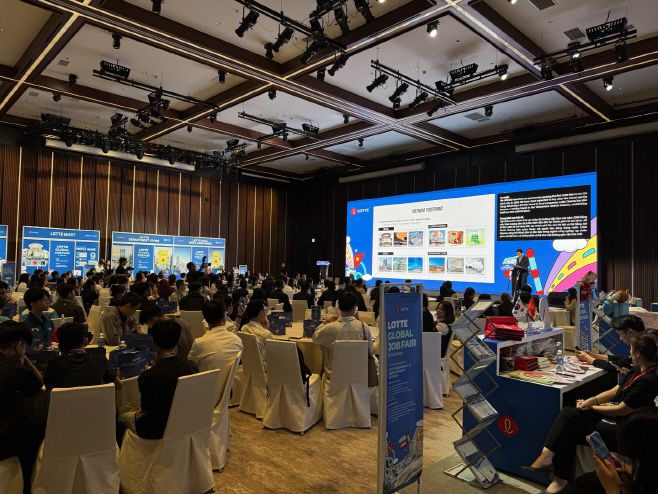 22일(현지시간) 베트남 하노이에서 열린 '2025 롯데 글로벌 잡페어'에서 롯데 그룹과 계열사 소개를 듣고 있는 참가자들의 모습/하노이 정리나 특파원
