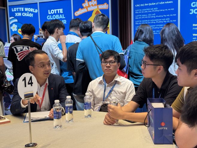 22일(현지시간) 베트남 하노이에서 열린 '2025 롯데 글로벌 잡페어' 행사장을 찾은 대학생들이 현직자에게 직무와 관련해 궁금한 점들을 묻고 답하는 직무멘토링에 참가하고 있다/하노이 정리나 특파원