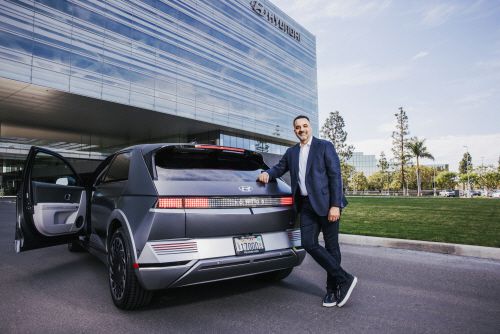 현대차는 25일 랜디 파커 북미권역본부장 CEO가 2025 오토모티브 뉴스 올스타 어워즈에서 '글로벌 완성차 미국 임원 부문'을 수상했다고 밝혔다./현대차