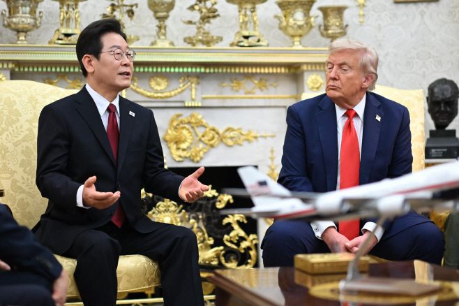 이재명 대통령이 25일 오후(현지시간) 미국 워싱턴 D.C. 백악관 집무실(오벌 오피스)에서 도널드 트럼프 미국 대통령과 한 정상회담에서 발언하고 있다./AFP·연합