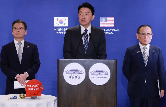 김용범 대통령실 정책실장(왼쪽부터), 강훈식 대통령 비서실장, 위성락 국가안보실장이 25일(현지시간) 미국 워싱턴DC의 한국프레스센터가 마련된 호텔에서 이재명 대통령과 도널드 트럼프 미국 대통령의 한미정상회담 관련 브리핑을 하고 있다./연합뉴스