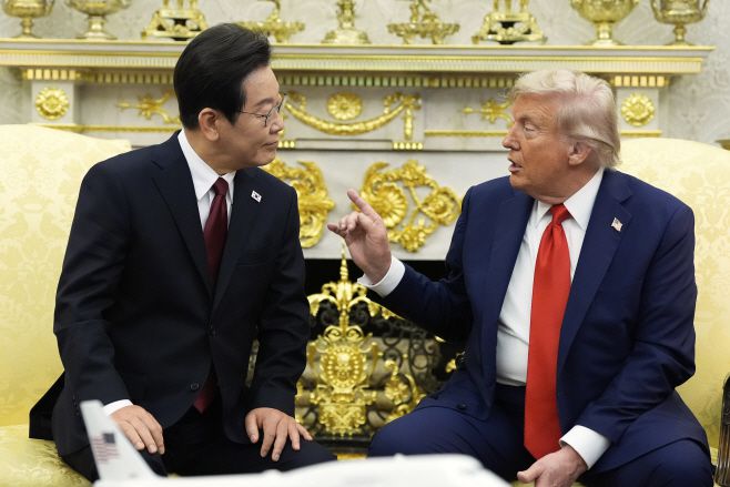 도널드 트럼프 미국 대통령이 25일 오후(현지시간) 미국 워싱턴 D.C. 백악관 집무실(오벌 오피스)에서 이재명 대통령과 한 정상회담에서 발언하고 있다./AP·연합