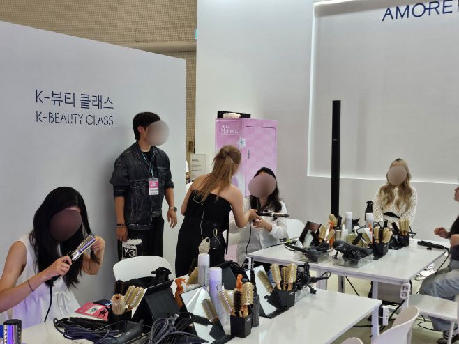 아모레퍼시픽 부스에서는 방문객들에게 맞춤형 뷰티를 제공하는 'K-뷰티 클래스'가 진행됐다/ 강혜원 인턴기자