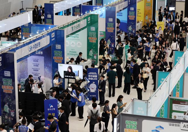 8월 20일 서울 동대문디자인플라자에서 열린 2025 금융권 공동채용 박람회에서 구직자들이 면접·채용 상담을 위해 부스를 둘러보고 있다. /연합뉴스