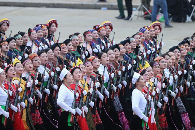 2일(현지시간) 베트남 하노이에서 열린 독립·건국 80주년 열병식에서 베트남 54개 민족으로 구성된 여성 민족 민병대가 행진하고 있다/베트남 정부공보