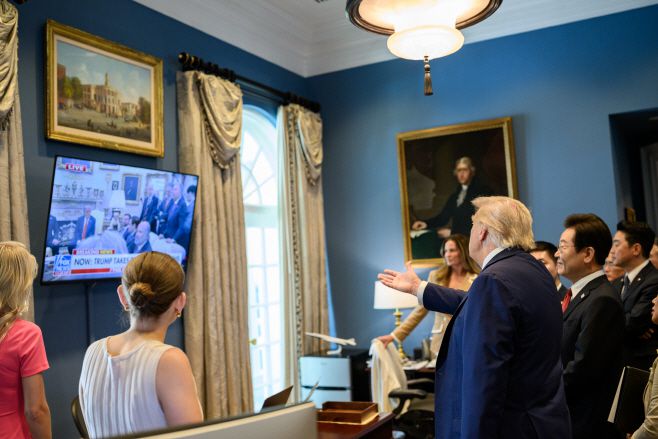 도널드 트럼프 미국 대통령이 8월 25일(현지시간) 워싱턴 D.C. 백악관 집무실(오벌 오피스)에서 이재명 대통령 등 대표단에 폭스뉴스의 한·미 정상회담 관련 뉴스 영상이 나오는 TV 모니터를 가리키면서 뭔가를 설명하고 있다./'플리커' 백악관 계정