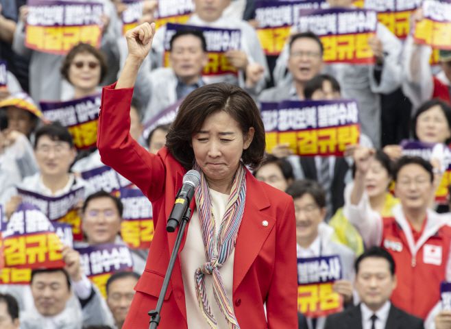 나경원 국민의힘 의원이 4일 국회 본청 계단에서 열린 야당말살 정치탄압 특검수사 규탄대회에서 민주당을 규탄하는 내용의 연설을 하고 있다. /연합