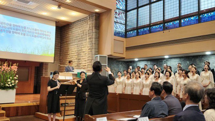 지난 4일 서울 연세대학교 루스채플에서 열린 연세조찬기도회에서 홀리씨즈교회 히즈레소넌스 찬양단(지휘 이상옥)이 은혜로운 찬양을 하고 있다. / 사진=연세조찬기도회