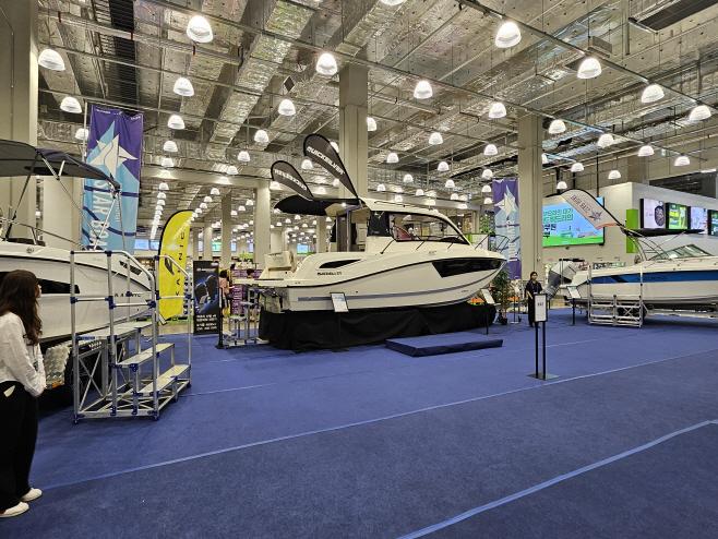 매장 내 진행된 '스타보트 팝업 로드쇼'. 실제 구매를 위한 고객 상담도 진행된다. /강혜원 인턴기자