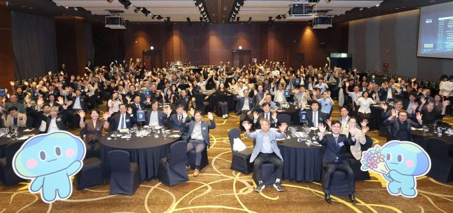 지난 4일 수원 노보텔 앰버서더 샴페인 홀에서 열린 '경기도 RISE 수행대학 출범식을 가진 후 참석자들이 단체 기념촬영을 하고 있다./경과원