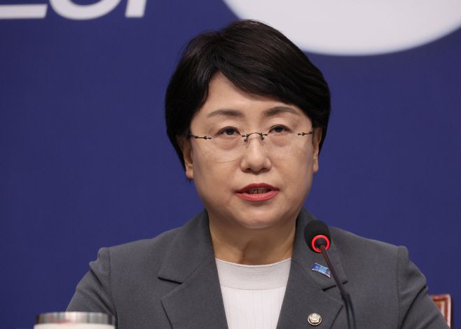 김선민 조국혁신당 당 대표 권한대행이 5일 국회에서 열린 현안 관련 기자간담회에서 당내 성비위 사건과 관련한 입장을 말하고 있다. /연합