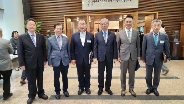 지난 4일 서울 연세대학교 루스채플에서 열린 연세조찬기도회에서 윤동섭 연세대학교 총장(오른쪽 세번째), 서대천 홀리씨즈교회 목사(오른쪽 두번째), 연세조찬기도회 김운성 회장(왼쪽 세번째), 한원일 연세대인천부천동문회 회장(왼쪽 첫번째) 등이 기념촬영을 하고 있다. / 사진=연세조찬기도회
