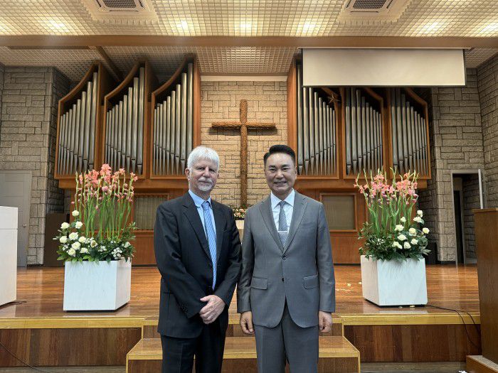 지난 4일 서울 연세대학교 루스채플에서 열린 연세조찬기도회에서 서대천 홀리씨즈교회 목사(오른쪽)가 연세대학교를 창립한 언더우드 선교사의 증손자 피터 언더우드와 기념촬영을 하고 있다. / 사진=연세조찬기도회