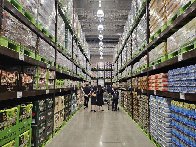 트레이더스 구월점에서 소비자들이 상품을 살펴보고 있다. / 강혜원 인턴기자