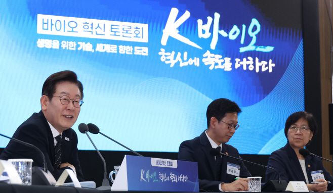 이재명 대통령이 5일 인천 송도 컨벤시아에서 열린 바이오 혁신 토론회에서 발언하고 있다. /연합뉴스