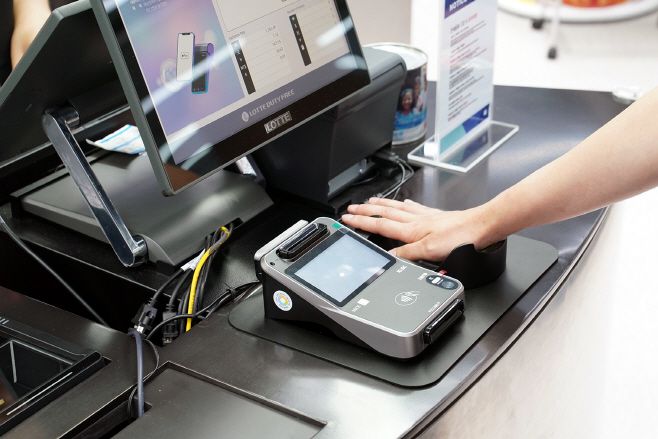롯데면세점 김포공항점에 도입된 장정맥 기반 바이오 인증·결제 서비스를 체험하고 있는 모습. / 롯데면세점