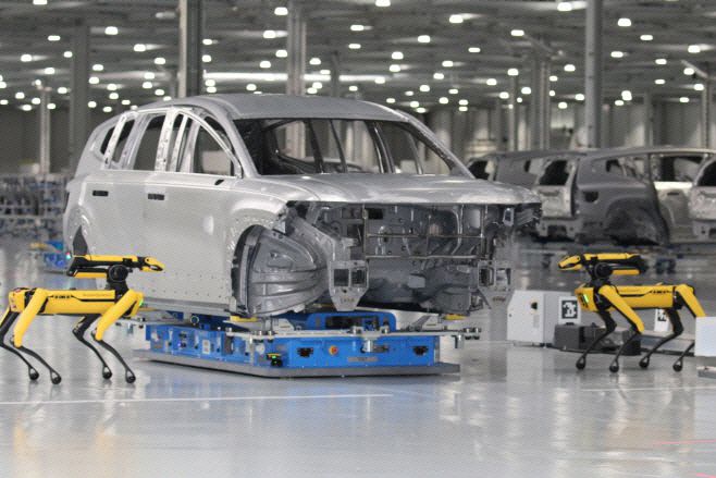 현대차그룹 미국 계열사 보스턴다이나믹스의 4족 보행 로봇 스팟(SPOT)이 3월 26일(현지시간) 미국 조지아주 엘라벨의 '현대자동차그룹 메타플랜트 아메리카(HMGMA)' 프레스 공정에서 차체를 검사하고 있다./(엘라벨)하만주 특파원