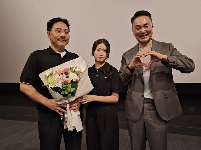 홀리씨즈교회 성도들과 HSS 학생들이 6일 서울시 동작구 메가박스 영화관에서 기독교 애니메이션 ‘킹 오브 킹스’를 관람하며 복음의 감동을 나눴다. 곽승아 학생(가운데)이 장성호 감독(왼쪽)에게 꽃다발을 증정후 서대천 목사(오른쪽)와 함께 기념촬영을 하고 있다. / 사진=홀리씨즈교회