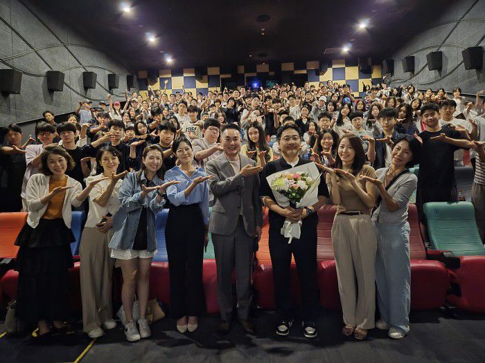 홀리씨즈교회 성도들과 HSS 학생들이 6일 서울시 동작구 메가박스 영화관에서 기독교 애니메이션 ‘킹 오브 킹스’(The King of Kings)를 관람하며 복음의 감동을 나눴다. 장성호 감독(첫번째줄 오른쪽 세번째)과 서대천 목사(첫번째줄 오른쪽 네번째)를 비롯해 홀리씨즈교회 성도들과 HSS 학생들이 기념촬영을 하고 있다. / 사진=홀리씨즈교회