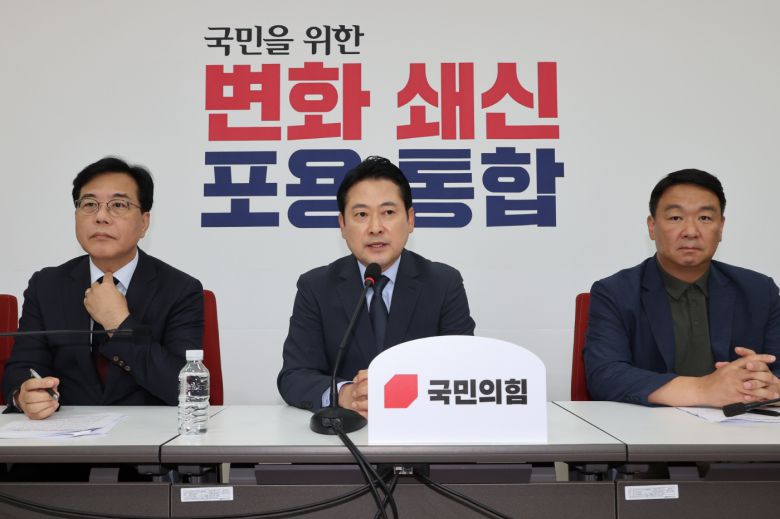 장동혁 국민의힘 대표(가운데)가 7일 서울 여의도 국회에서 미국 이민당국의 한국 기업 직원 구금 사태와 관련해 열린 외교 현안 대책회의에서 사태 해결에 이재명 대통령이 나설 것을 요구하고 있다.  /연합