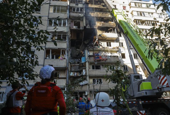 7일(현지시간) 러시아의 드론 공격으로 파손된 우크라이나 키이우의 9층 주거 건물에서 구조 작업이 진행되고 있다./EPA·연합