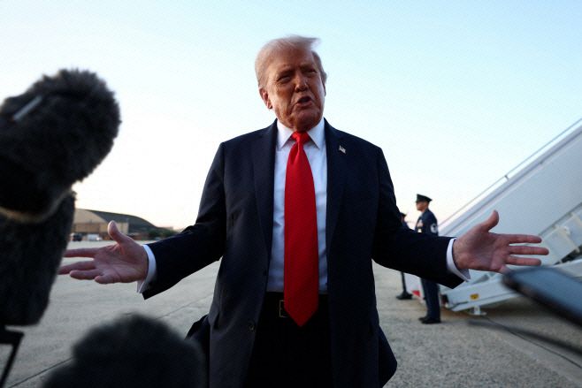 도널드 트럼프 미국 대통령이 7일(현지시간) 메릴랜드주 앤드루스 합동기지에서 취재진의 질문에 답하고 있다./로이터·연합