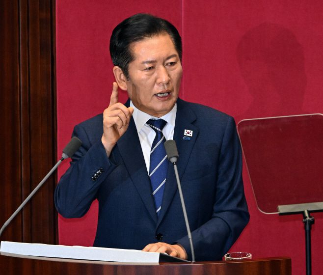 아시아투데이 송의주 기자 = 정청래 더불어민주당 대표가 9일 국회 본회의장에서 국정에 관한 교섭단체대표연설을 하고 있다.