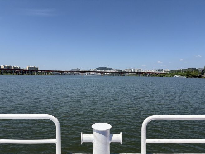 한강버스에서 바라본 한강 주변의 모습. / 이장원 기자