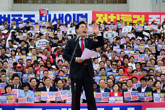 송언석 국민의힘 원내대표가 12일 국회 본청 앞 계단에서 열린 '야당 탄압 독재정치 규탄 대회'에서 발언을 하고 있다./이병화 기자