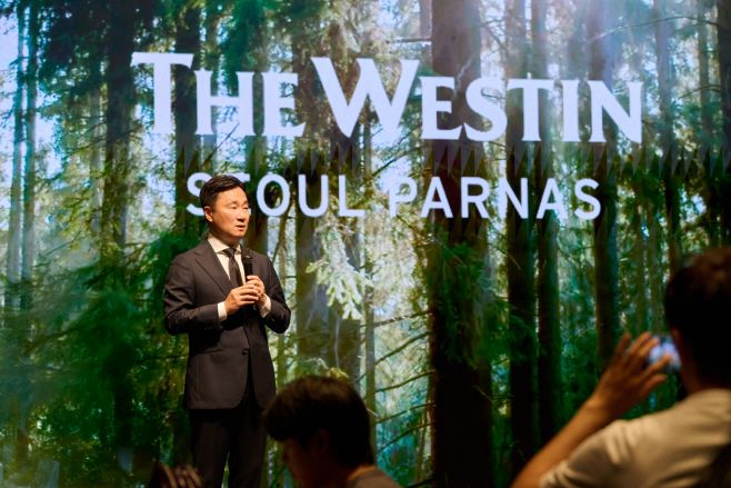 지난 12일 열린 '웨스틴 서울 파르나스 개관 기념 미디어 간담회'에서 여인창 파르나스호텔 대표이사가 '웨스틴 서울 파르나스'의 운영 전략에 대해 발표하고 있다./파르나스호텔