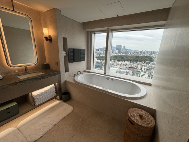 웨스틴 서울 파르나스 호텔의 최고급 객실인 '프레지덴셜 스위트'의 욕실./박진숙 기자 act@asiatoday.co.kr